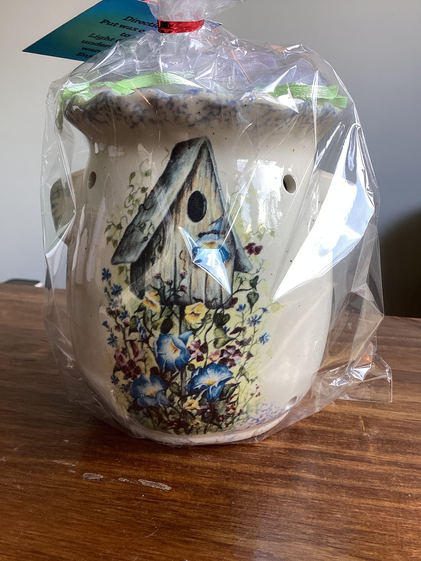 Ceramic warmer w/candle and wax